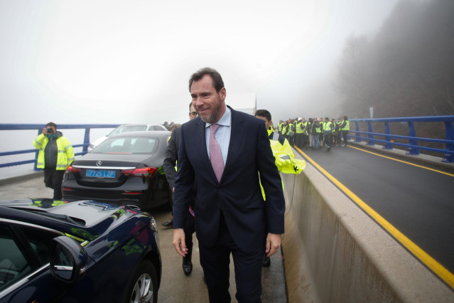 El ministro de Transportes y Movilidad Sostenible, Óscar Puente, visita las obras del Viaducto de O Castro en la autovía A-6, a 29 de diciembre de 2023, en Vega de Valcarce, León, Castilla y León (España). Durante su visita, Puente ha anunciado que el tra