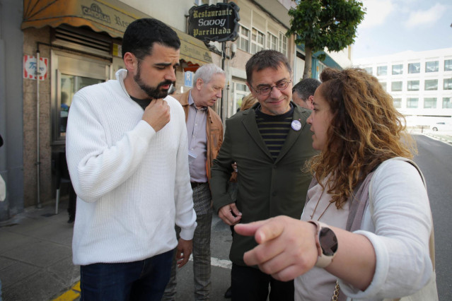 Archivo - El cofundador de Podemos, Juan Carlos Monedero (c), y la número dos de la candidatura EU - Podemos a la Alcaldía de Lugo, Ximena Cheda (1d), a su llegada a la Praza de Santo Domingo, a 24 de mayo de 2023, en Lugo, Galicia (España).