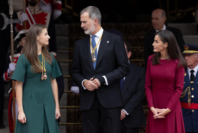 (I-D) La princesa Leonor; el Rey Felipe VI y la Reina Letizia a su salida de la Solemne Sesión de Apertura de las Cortes Generales de la XV Legislatura, en el Congreso de los Diputados, a 29 de noviembre de 2023, en Madrid (España).