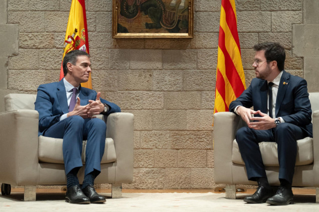 El presidente del Gobierno, Pedro Sánchez (i), y el president de la Generalitat de Catalunya, Pere Aragonès (d), se reúnen en el Palau de la Generalitat, a 21 de diciembre de 2023, en Barcelona, Catalunya (España). Este es el primer encuentro entre ambos,
