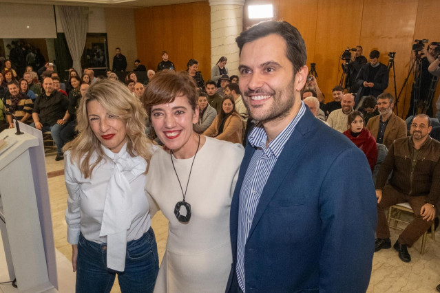 (I-D) La líder de Sumar, Yolanda Díaz; la candidata para la Presidencia de la Xunta de Galicia, Marta Lois y el portavoz de la comisión promotora de Sumar Galicia, Paulo Carlos López, posan durante la presentación de la candidatura de Sumar Galicia para l