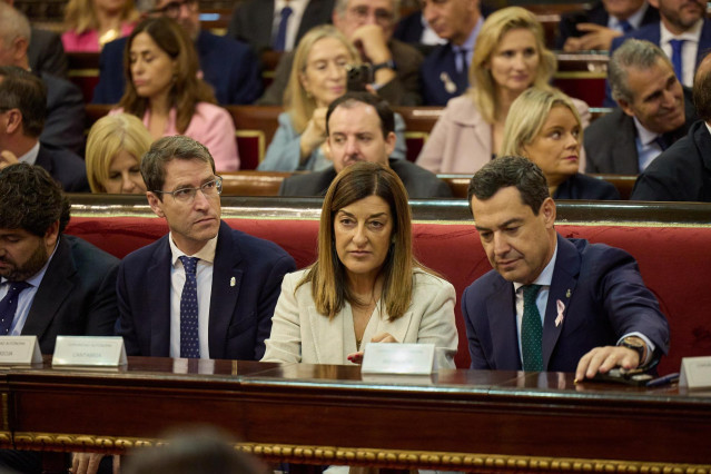 Archivo - (I-D) El presidente de La Rioja, Gonzalo Capellán; la presidenta de Cantabria, María José Sáenz de Buruaga y el presidente de la Junta de Andalucía, Juanma Moreno, durante un debate tras la Comisión General de las Comunidades Autónomas, en el Se