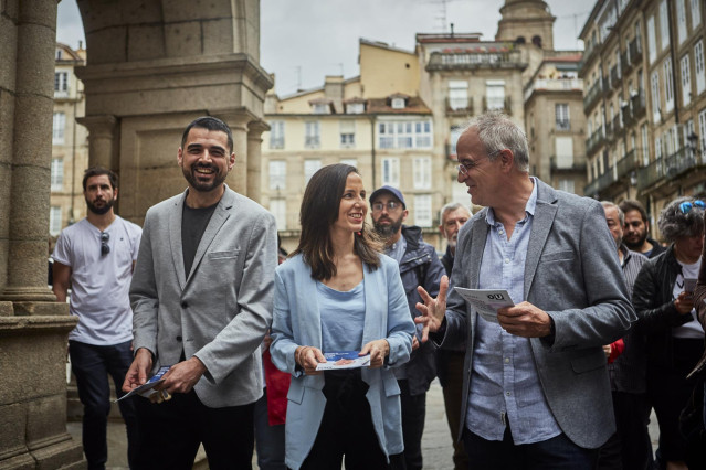 Archivo - (I-D) El líder de Podemos Galicia, Borja San Ramón; la ministra de Derechos Sociales y Agenda 2030 y secretaria general de Podemos, Ione Belarra, y el candidato de Podemos a la alcaldía de Ourense, Toño Naval, conversan a su llegada a Ourense, a