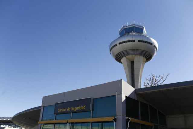 Archivo - Aeropuerto de Barajas, vistas de torre de control, torre norte, control de seguridad.