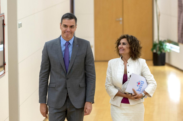 Archivo - La ministra de Hacienda y Función Pública en funciones, María Jesús Montero, y el presidente del Gobierno en funciones, Pedro Sánchez
