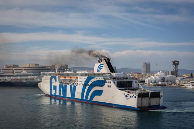 Archivo - Un crucero entra a la terminal de cruceros del Puerto de Barcelona, visto desde el Puente de la Puerta de Europa, a 30 de mayo de 2022, en Barcelona, Cataluña (España). La alcaldesa de Barcelona, Ada Colau, ha pedido a la Generalitat y al Gobier