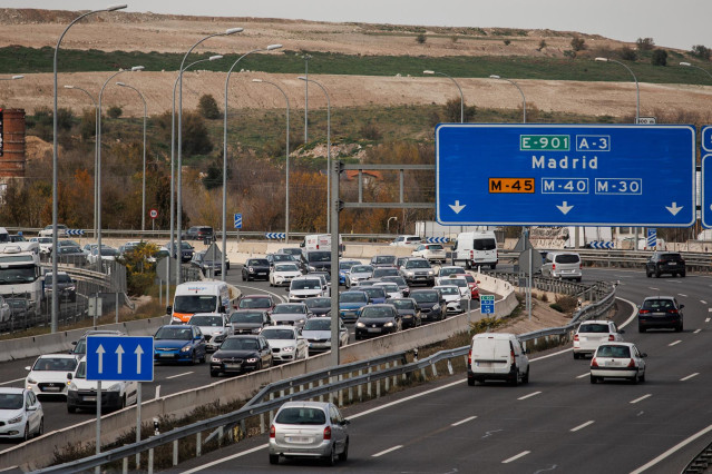 Varios coches circulan por la autovía A3, a 5 de diciembre de 2023, en Madrid (España).