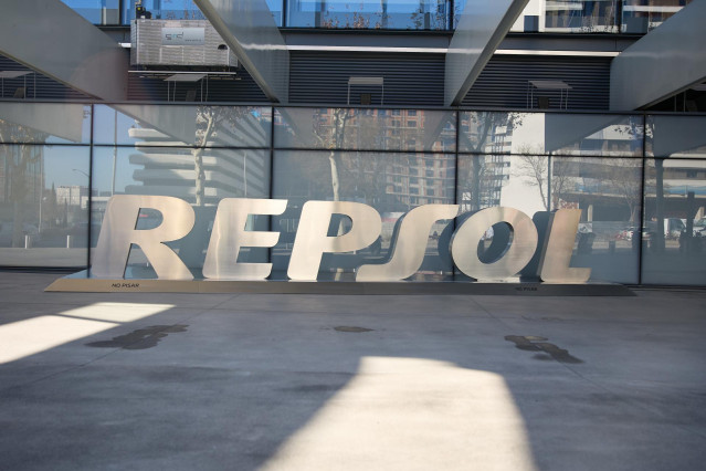 Fachada de la sede de Repsol, a 27 de diciembre de 2023, en Madrid (España). La Comisión Nacional de los Mercados y la Competencia (CNMC) ha abierto un expediente sancionador a Repsol por “aprovechar su posición de dominio” para encarecer el precio que co