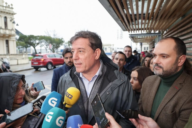 El candidato socialista a la Presidencia de la Xunta, José Ramón Gómez Besteiro, en declaraciones a los medios de comunicación