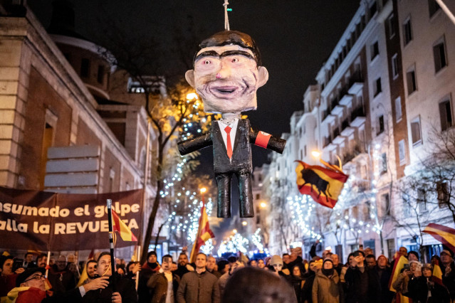 Decenas de personas celebran la entrada del año nuevo en la calle Ferraz, a 1 de enero de 2024, en Madrid (España).