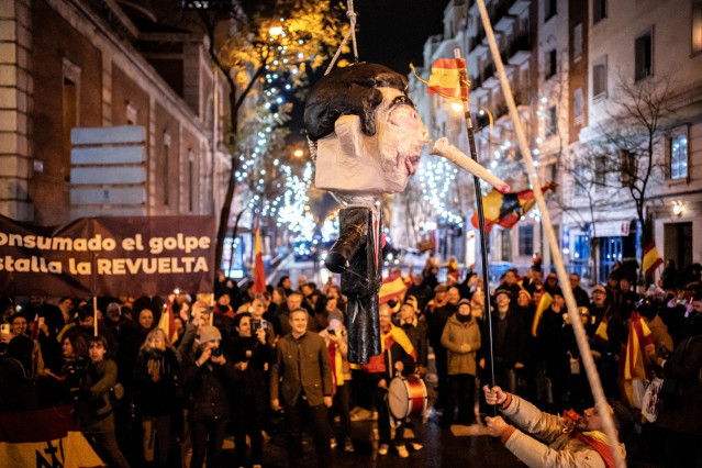 Muñeco de Pedro Sánchez en el acto de protesta de la Nochevieja en Ferraz