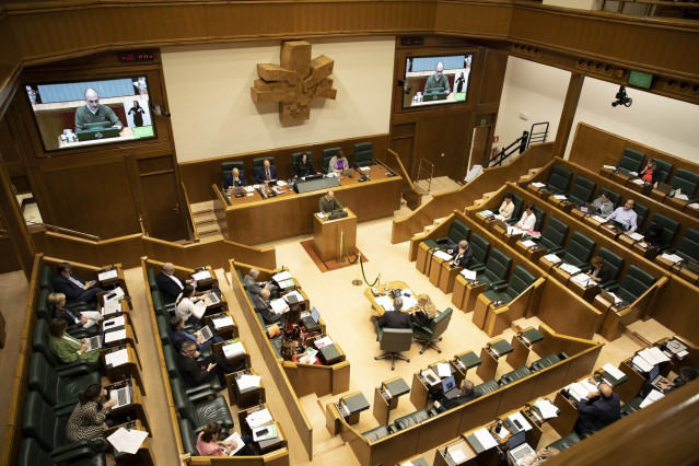 Archivo - Pleno de la Cámara vasca