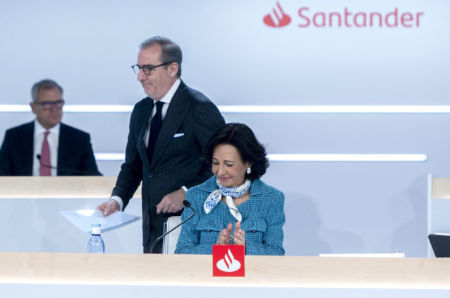 Archivo - El consejero delegado del Banco Santander, Héctor Grisi, y la presidenta del Banco Santander, Ana Botín, durante una junta general de accionistas de Banco Santander, en la Ciudad Grupo Santander de Boadilla del Monte, a 31 de marzo de 2023, en B