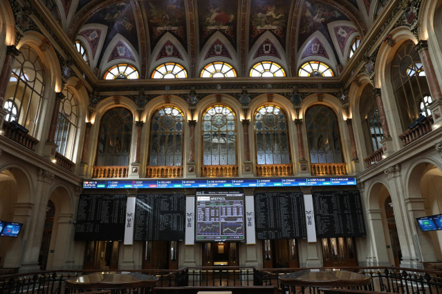 Archivo - Interior del Palacio de la Bolsa con paneles con valores del Ibex 35 que subía un 0,67% en la media sesión de este martes, lo que llevaba al selectivo a situarse en los 8.500,8 enteros a las 12.10 horas, en Madrid, (España), a 9 de marzo de 2021
