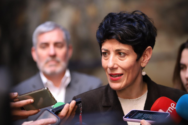 La ministra de Inclusión, Seguridad Social y Migraciones, Elma Saiz, atiende a los medios de comunicación junto al presidente de Canarias, Fernando Clavijo, con motivo de una visita a Tenerife