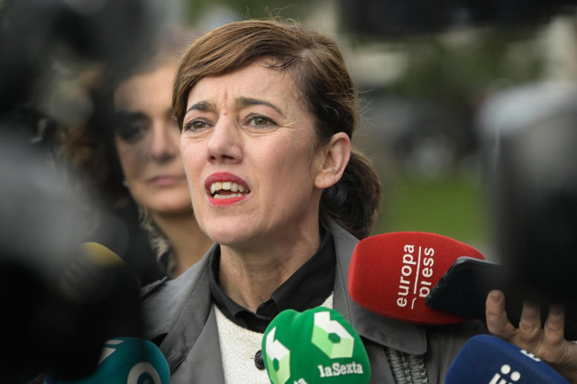 La candidata de Sumar a la Presidencia de la Xunta, Marta Lois, ofrece declaraciones a los medios previo a una reunión con representantes del sindicato Venia