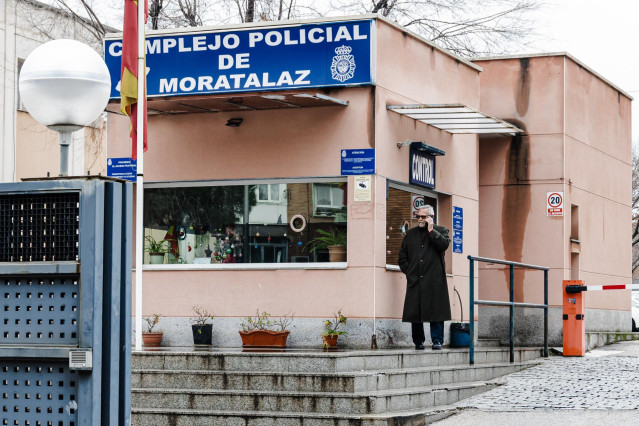 El convocante de la protesta de la Nochevieja en Ferraz, Antonio Martínez, a su llegada a la Comisaría de Moratalaz en Madrid