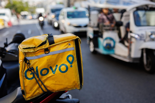Archivo - Una mochila de Glovo por una calle del centro de Madrid, a 21 de septiembre de 2022, en Madrid (España). La Inspección de Trabajo ha impuesto a Glovo una multa de casi 79 millones de euros por incumplir la llamada ‘Ley Rider’, que obliga a las p