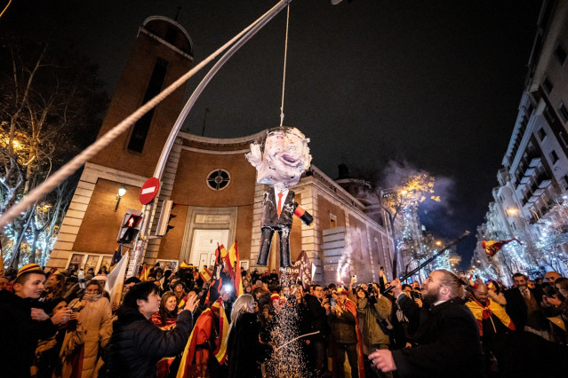 Decenas de personas celebran la entrada del año nuevo en la calle Ferraz, a 1 de enero de 2024, en Madrid.