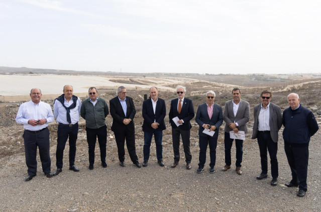 La junta directiva del proyecto para la construcción del parque tecnológico de energía solar de Gran Canaria (ESGC) durante una visita a los terrenos que acaban de adquirir y al que han destinado una inversión de 60 millones de euros.