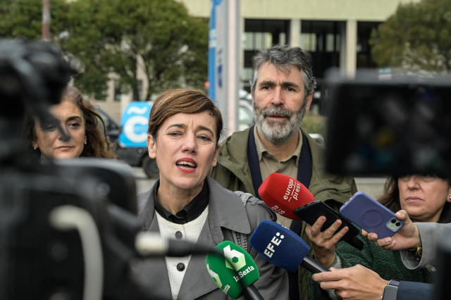La candidata de Sumar a la presidencia de la Xunta, Marta Lois, ofrece declaraciones a los medios tras participar en una reunión con representantes del sindicato Venia, a 3 de enero de 2024, en A Coruña, Galicia (España). El motivo de la reunión es aborda