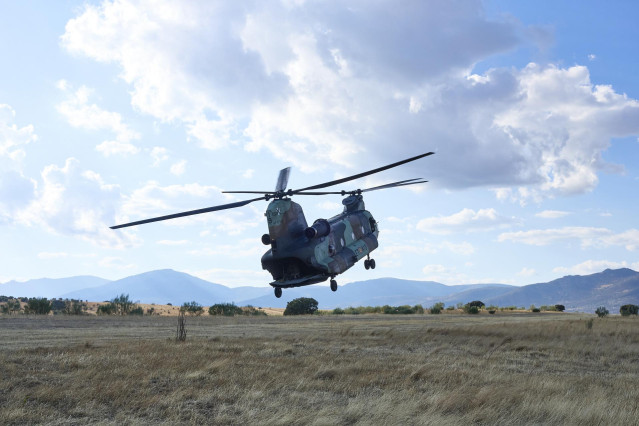 Archivo - Un helicóptero de las Fuerzas Aeromóviles del Ejército de Tierra FAMET sobrevuela durante las XVII Jornadas de Corresponsales de Guerra, a 26 de septiembre de 2022, en Madrid (España).