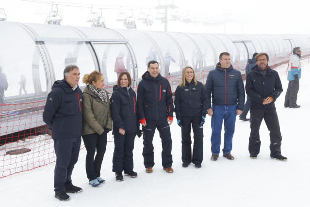 El presidente de la Junta de Andalucía, Juanma Moreno, ha visitado este jueves Sierra Nevada para inaugurar el nuevo telecabina Al-Andalus.