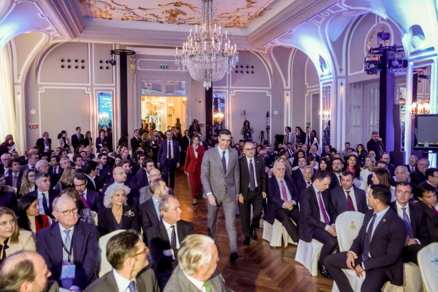 Archivo - El presidente del Gobierno, Pedro Sánchez (centro-izd), y el presidente del Spain Investors Day, Benito Berceruelo (centro-dch), a su llegada a la clausura de la XIII Edición del Foro Spain Investors Day, a 12 de enero de 2023, en Madrid (España