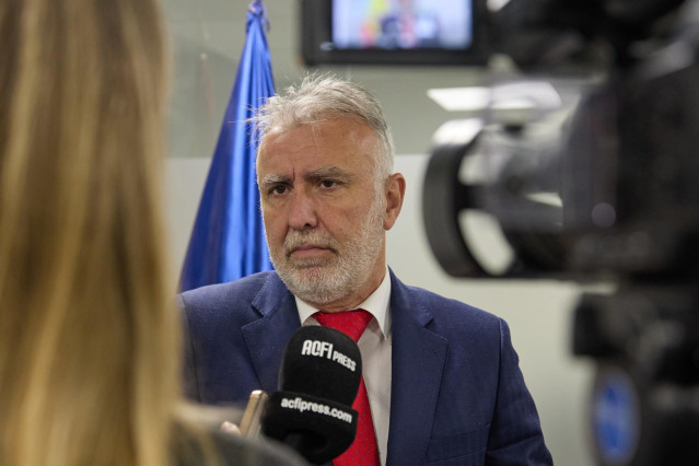 El ministro de Política Territorial y Memoria Democrática, Ángel Víctor Torres, ofrece declaraciones a los medios tras una reunión con el presidente de CERMI, en la sede del Ministerio, a 2 de enero de 2024, en Madrid (España). Durante el encuentro, han a