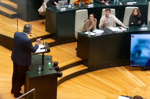 El portavoz de Vox, Javier Ortega Smith, interviene durante una sesión extraordinaria del Pleno Municipal, en el Ayuntamiento de Madrid, en el Palacio de Cibeles, a 4 de enero de 2023, en Madrid (España).