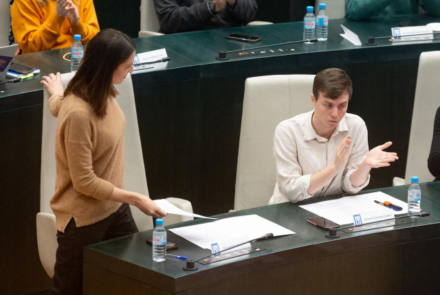 La portavoz de Más Madrid en el Ayuntamiento, Rita Maestre, y el portavoz adjunto de Más Madrid en el Ayuntamiento, Eduardo Fernández Rubiño, durante una sesión extraordinaria del Pleno Municipal