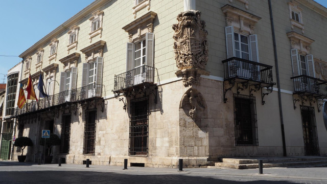 Archivo - Imagen de archivo de la fachada del Ayuntamiento de Orihuela (Alicante).