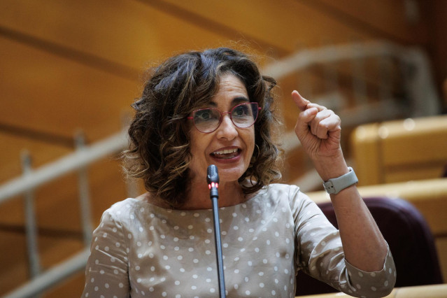Archivo - La vicepresidenta primera y ministra de Hacienda, María Jesús Montero.