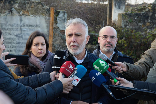 (I-D) La alcaldesa de Soto del Real, Noelia Barrado, el ministro de Política Territorial y Memoria Democrática, Ángel Víctor Torres, y el delegado del Gobierno en la Comunidad de Madrid, Francisco Martín, atienden a los medios de comunicación durante su v