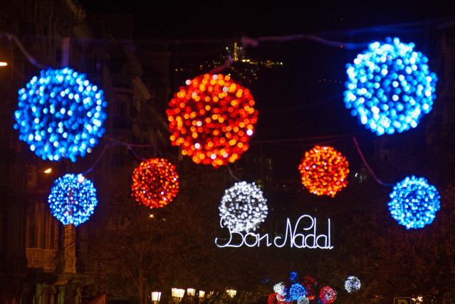 Archivo - Decoraciones y luces de Navidad en Barcelona.