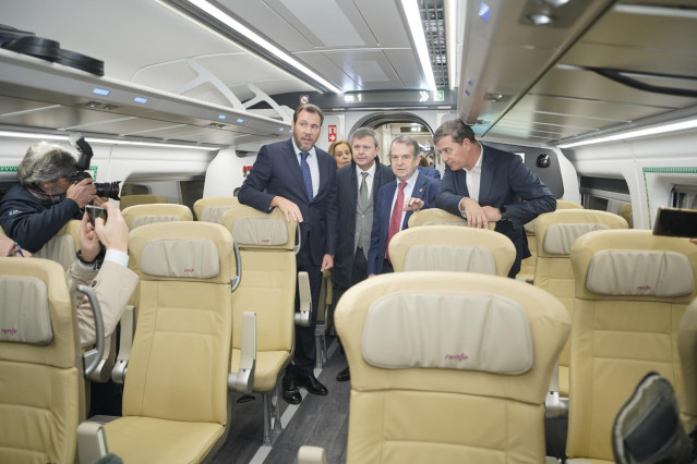 (I-D) El ministro de Transportes y Movilidad Sostenible, Óscar Puente; el Secretario de Estado de Transporte José Antonio Santano; el alcalde de Vigo, Abel Caballero, y el candidato del PSdeG a la Xunta de Galicia, Xosé Ramón Gómez Besteiro.