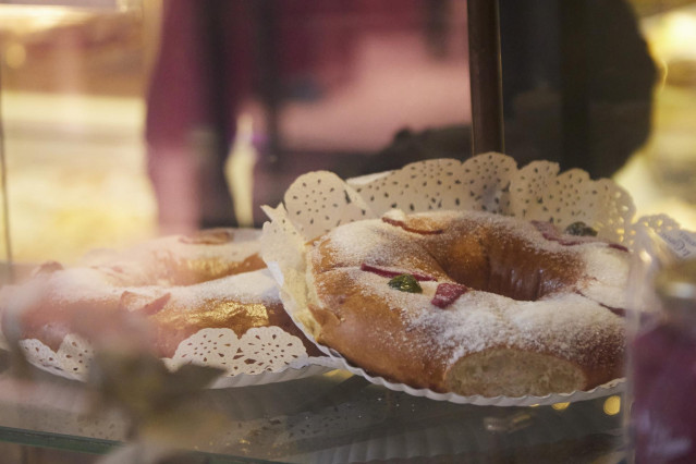 Archivo - Detalle del Roscón de Reyes en la vitrina de una confitería