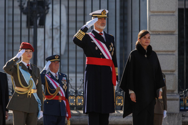La Princesa Leonor (1i), el Rey Felipe VI (2d) y la Reina Letizia (1d), durante la Pascua Militar, en el Palacio Real, a 6 de enero de 2024, en Madrid (España).
