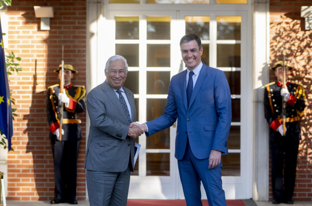 Archivo - El presidente del Gobierno, Pedro Sánchez (i), y el primer ministro de la República de Portugal, Antonio Costa (d), se saludan a su llegada a un encuentro de trabajo en el Complejo de la Moncloa, a 26 de mayo de 2022, en Madrid (España).
