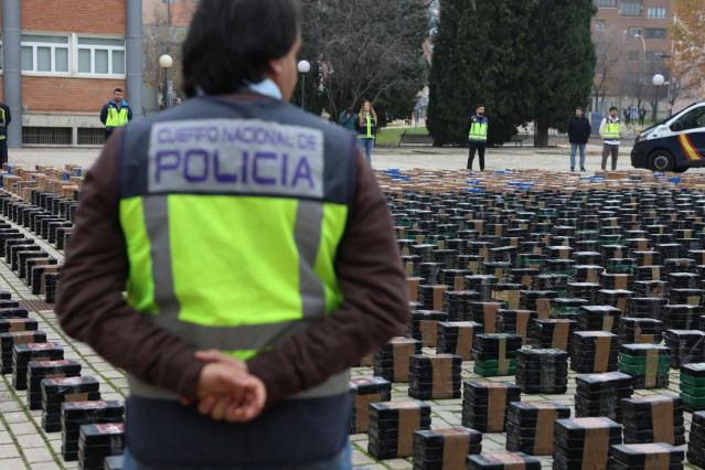 Varios agentes de policía muestran el alijo incautado en un operativo contra el tráfico de drogas en el Complejo Policial de Canillas
