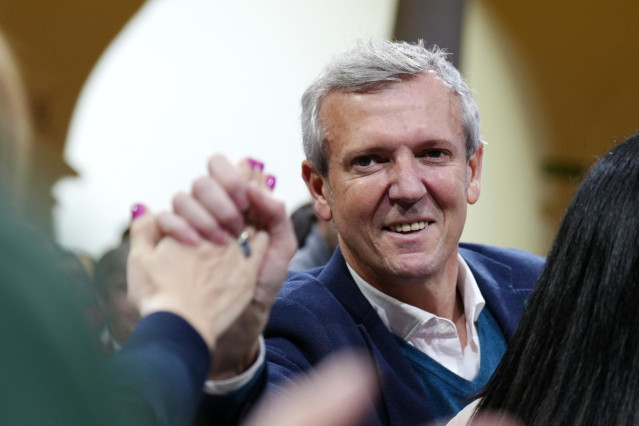 El presidente de la Xunta, Alfonso Rueda, saluda durante el acto de proclamación como candidato del PP a la Xunta.