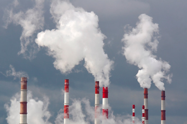Archivo - Un aumento en los impuestos por tonelada de carbono hasta los 227 euros en 2050 logrará las emisiones cero netas (NZE), según Fedea.