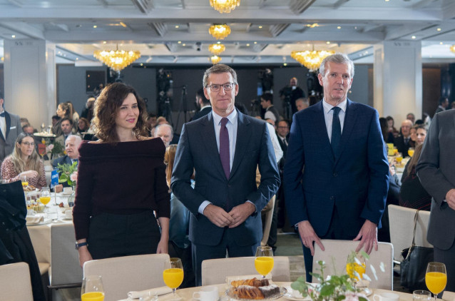 (I-D) La presidenta de la Comunidad de Madrid, Isabel Díaz Ayuso; el líder del PP, Alberto Núñez Feijóo y el candidato del PP a las elecciones gallegas, Alfonso Rueda, durante un Desayuno Informativo de Europa Press, en el Hotel Rosewood Villa Magna, a 8