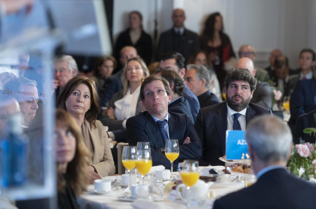 El alcalde de Madrid, José Luis Martínez-Almeida (c) y el presidente de la Región de Murcia, Fernando López Miras (d), durante un Desayuno Informativo de Europa Press, en el Hotel Rosewood Villa Magna, a 8 de enero de 2024, en Madrid (España). Alfonso Rue
