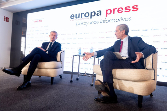 El candidato del PP a la Xunta de Galicia, Alfonso Rueda (i) y el director de Europa Press, Javier García Vila (d), durante un Desayuno Informativo de Europa Press, en el Hotel Rosewood Villa Magna, a 8 de enero de 2024, en Madrid (España).