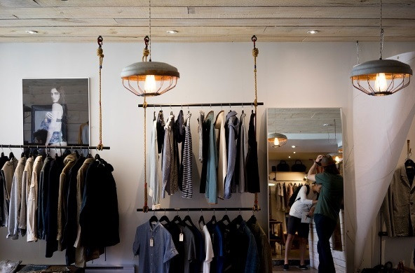 Archivo -   Ropa en una tienda