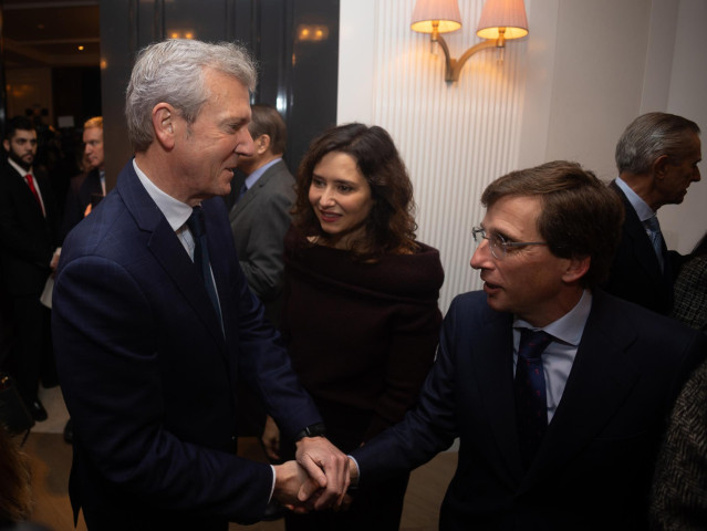 El candidato del PP a las elecciones gallegas, Alfonso Rueda; la presidenta de la Comunidad de Madrid, Isabel Díaz Ayuso y el alcalde de Madrid, José Luis Martínez-Almeida, a su llegada a un Desayuno Informativo de Europa Press