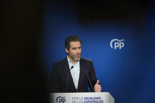 El portavoz del PP y vicesecretario de Cultura de la formación, Borja Sémper, ofrece una rueda de prensa posterior a la reunión del Comité de Dirección del Partido Popular, en la sede del partido, a 8 de enero de 2024, en Madrid (España). Durante la rueda