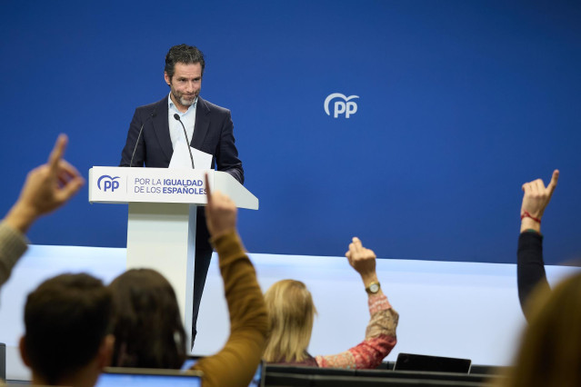 El portavoz del PP y vicesecretario de Cultura de la formación, Borja Sémper, ofrece una rueda de prensa posterior a la reunión del Comité de Dirección del Partido Popular, en la sede del partido, a 8 de enero de 2024, en Madrid (España). Durante la rueda