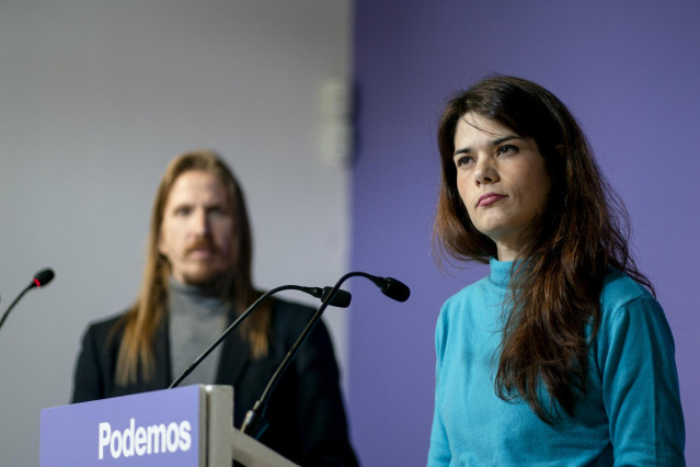 El portavoz de Podemos, Pablo Fernández y la portavoz Isabel Serra, durante una rueda de prensa, en la sede de Podemos, a 8 de enero de 2024, en Madrid (España).